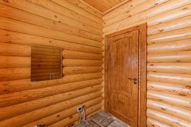 Rusya, Moskova - 15 Aralık 2019: İç mekan dairesi modern güzel tasarımcı kır evi ahşap elementlerle dolu.