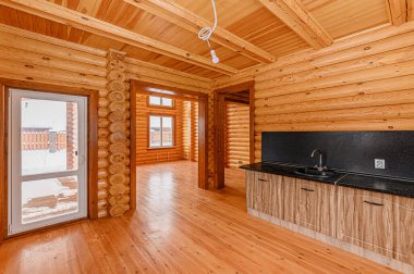 Rusya, Moskova - 15 Aralık 2019: İç mekan dairesi modern güzel tasarımcı kır evi ahşap elementlerle dolu.