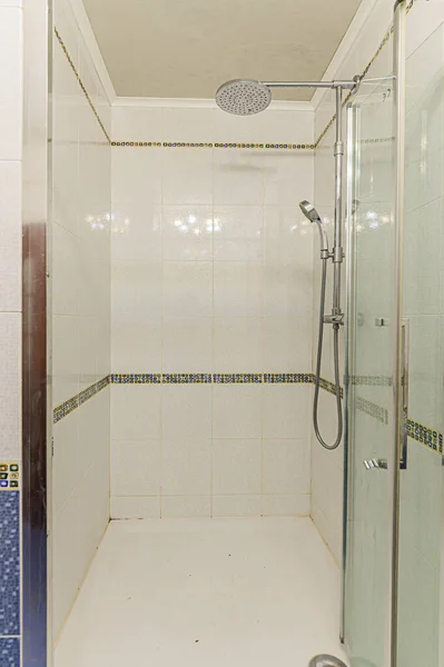 ロシア モスクワ 2019年12月15日 インテリアルームアパート現代明るい居心地の良い雰囲気 一般的なクリーニング バスルーム シンク 装飾要素 トイレ — ストック写真