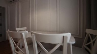 Rusya, Moskova... 15 Aralık 2019: İç mekan dairesi modern, parlak, rahat atmosfer. Genel temizlik, ev dekorasyonu, satılık ev hazırlığı.