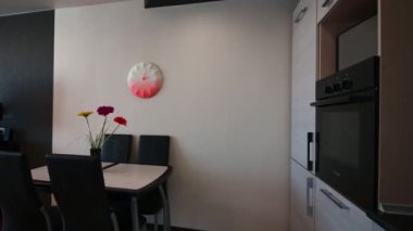 Rusya, Moskova... 15 Aralık 2019: İç mekan dairesi modern, parlak, rahat atmosfer. Genel temizlik, ev dekorasyonu, satılık ev hazırlığı.