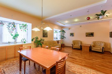 Rusya, Moskova... 15 Ocak 2020: İç mekan dairesi modern, parlak, rahat atmosfer. Genel temizlik, ev dekorasyonu, satılık ev hazırlığı.