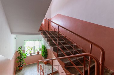 Rusya, Moskova... 15 Ocak 2020: İç daire halka açık yer, ev girişi. Kapılar, duvarlar, koridorlar