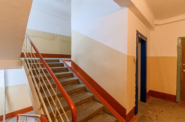 Rusya, Moskova... 15 Ocak 2020: İç mekan halka açık yer, ev girişi. Kapılar, duvarlar, koridorlar