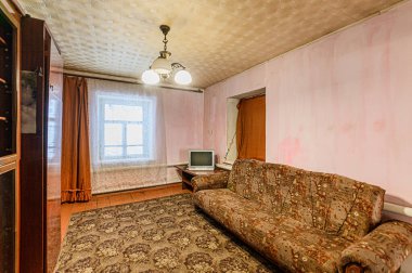 Rusya, Moskova... 15 Ocak 2020: İç mekan dairesi modern, parlak, rahat atmosfer. Eski pasaklı, pasaklı, modern olmayan bir ortam. Kozmetik onarım gerekiyor