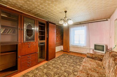 Rusya, Moskova... 15 Ocak 2020: İç mekan dairesi modern, parlak, rahat atmosfer. Eski pasaklı, pasaklı, modern olmayan bir ortam. Kozmetik onarım gerekiyor