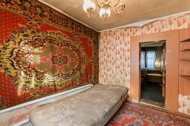 Rusya, Moskova... 15 Ocak 2020: İç mekan dairesi modern, parlak, rahat atmosfer. Eski pasaklı, pasaklı, modern olmayan bir ortam. Kozmetik onarım gerekiyor