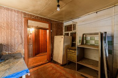 Rusya, Moskova... 15 Ocak 2020: İç mekan dairesi modern, parlak, rahat atmosfer. Eski pasaklı, pasaklı, modern olmayan bir ortam. Kozmetik onarım gerekiyor