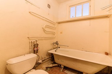 Rusya, Moskova... 15 Ocak 2020: İç mekan dairesi modern, parlak, rahat atmosfer. Genel temizlik, banyo, lavabo, dekorasyon elemanları, tuvalet.