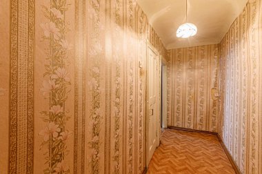 Rusya, Moskova... 15 Ocak 2020: İç mekan dairesi modern, parlak, rahat atmosfer. Eski pasaklı, pasaklı, modern olmayan bir ortam. Kozmetik onarım gerekiyor