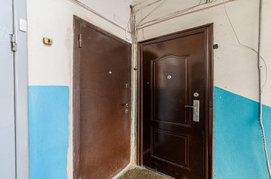 Rusya, Moskova... 15 Ocak 2020: İç mekan halka açık yer, ev girişi. Kapılar, duvarlar, koridorlar