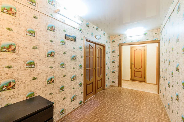 ロシア モスクワ 2020年1月15日 インテリアルームアパート現代明るい居心地の良い雰囲気 古いずさんな現代的ではない設定を破壊する 必要な化粧品修理 — ストック写真