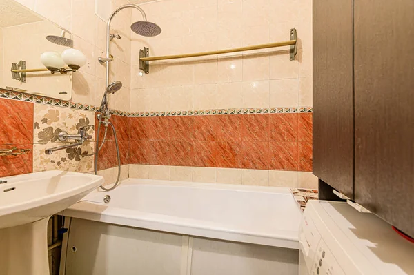 ロシア モスクワ 2020年1月15日 インテリアルームアパート現代明るい居心地の良い雰囲気 一般的なクリーニング バスルーム シンク 装飾要素 トイレ — ストック写真