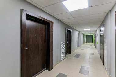 Rusya, Moskova... 15 Ocak 2020: İç mekan dairesi modern, parlak, rahat atmosfer. Genel temizlik, ev dekorasyonu, satılık ev hazırlığı.