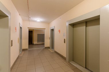 Rusya, Moskova... 15 Ocak 2020: İç daire halka açık yer, ev girişi. Kapılar, duvarlar, koridorlar