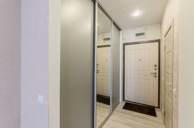 Rusya, Moskova... 15 Ocak 2020: İç mekan dairesi modern, parlak, rahat atmosfer. Genel temizlik, ev dekorasyonu, satılık ev hazırlığı.