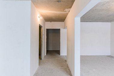 Rusya, Moskova... 15 Ocak 2020: İç mekan dairesi modern, parlak, rahat atmosfer. Kendi kendini bitirmek için kaba bir tadilat. İç dekorasyon, odanın çıplak duvarları, inşaat sahnesi.