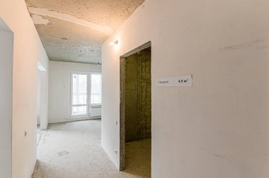 Rusya, Moskova... 15 Ocak 2020: İç mekan dairesi modern, parlak, rahat atmosfer. Kendi kendini bitirmek için kaba bir tadilat. İç dekorasyon, odanın çıplak duvarları, inşaat sahnesi.