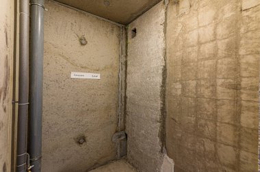 Rusya, Moskova... 15 Ocak 2020: İç mekan dairesi modern, parlak, rahat atmosfer. Kendi kendini bitirmek için kaba bir tadilat. İç dekorasyon, odanın çıplak duvarları, inşaat sahnesi.