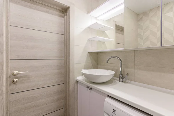 ロシア モスクワ 2020年1月15日 インテリアルームアパート現代明るい居心地の良い雰囲気 掃除や家の装飾家の販売の準備 バスルーム シンク 装飾要素 トイレ — ストック写真