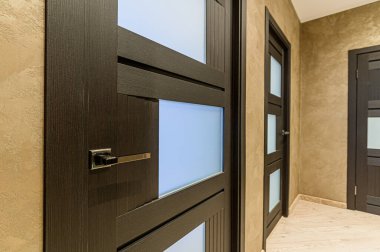 Rusya, Moskova... 15 Ocak 2020: İç mekan dairesi modern, parlak, rahat atmosfer. Genel temizlik, ev dekorasyonu, satılık ev hazırlığı.