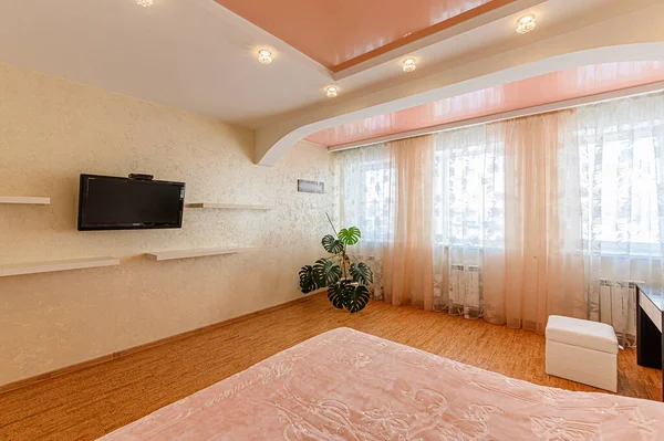 俄罗斯 莫斯科 2020年1月25日 室内公寓现代明亮舒适的氛围 一般清洁 家居装修 准备出售房屋 有床的卧室 — 图库照片