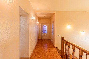 Rusya, Moskova... 25 Ocak 2020: İç mekan dairesi modern, parlak, rahat atmosfer. Genel temizlik, ev dekorasyonu, satılık ev hazırlığı.