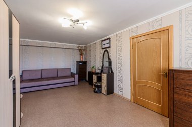 Rusya, Moskova... 25 Ocak 2020: İç mekan dairesi modern, parlak, rahat atmosfer. Genel temizlik, ev dekorasyonu, satılık ev hazırlığı.