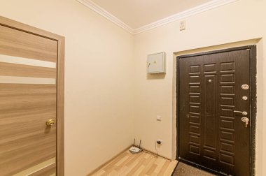 Rusya, Moskova... 25 Ocak 2020: İç mekan dairesi modern, parlak, rahat atmosfer. Genel temizlik, ev dekorasyonu, satılık ev hazırlığı. oda kapıları, onarım koridoru