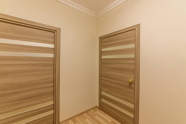 ロシア モスクワ 2020年1月25日 インテリアルームアパート現代明るい居心地の良い雰囲気 掃除や家の装飾家の販売の準備 部屋のドア修理廊下 — ストック写真
