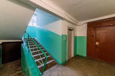 Rusya, Moskova... 27 Ocak 2020: İç mekan, ev girişi. Kapılar, duvarlar, koridorlar