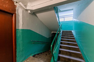 Rusya, Moskova... 27 Ocak 2020: İç mekan, ev girişi. Kapılar, duvarlar, koridorlar