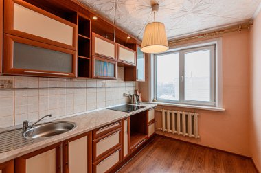 Rusya, Moskova... 27 Ocak 2020: İç mekan dairesi modern, parlak, rahat atmosfer. Genel temizlik, ev dekorasyonu, satılık ev hazırlığı. Mutfak, yemek alanı.