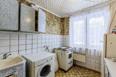 Rusya, Moskova... 27 Ocak 2020: İç mekan dairesi modern, parlak, rahat atmosfer. Genel temizlik, ev dekorasyonu, satılık ev hazırlığı. Mutfak, yemek alanı.