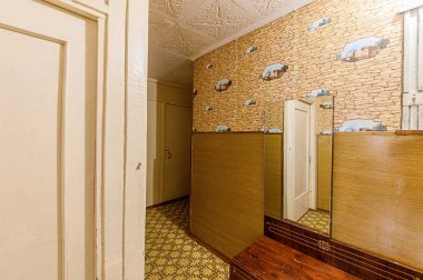 Rusya, Moskova... 27 Ocak 2020: İç mekan dairesi modern, parlak, rahat atmosfer. Genel temizlik, ev dekorasyonu, satılık ev hazırlığı. oda kapıları, onarım koridoru