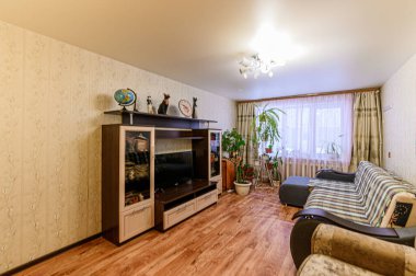 Rusya, Moskova... 27 Ocak 2020: İç mekan dairesi modern, parlak, rahat atmosfer. Genel temizlik, ev dekorasyonu, satılık ev hazırlığı.