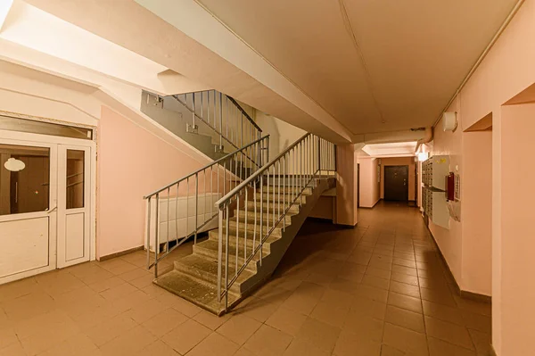 ロシア モスクワ 2020年1月27日 インテリア公共の場所 家の入り口 ドア壁廊下階段 — ストック写真