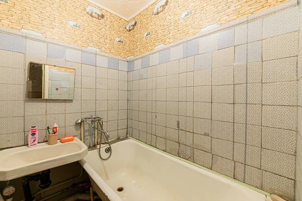 러시아 모스코 아파트 현대의 분위기 전반적 판매를 화장실 싱크대 장식용 — 스톡 사진