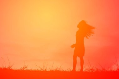 Tatil, vintage sesi günbatımı, mutlu zamanında oynayan bir kız siluet