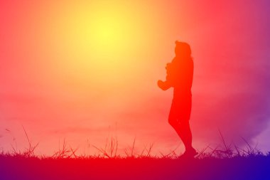 Siluet oyuncak ayı dağ ve gökyüzü günbatımı, mutlu kız tatil süreci tarzı vintage tonda bir kızla