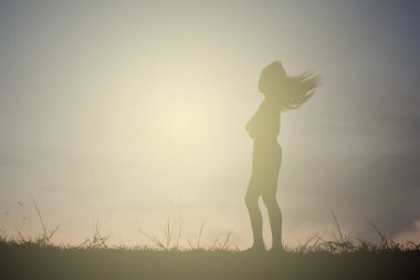 Tatil, vintage sesi günbatımı, mutlu zamanında oynayan bir kız siluet