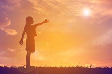 Siluet kızı'nde Günbatımı rahat