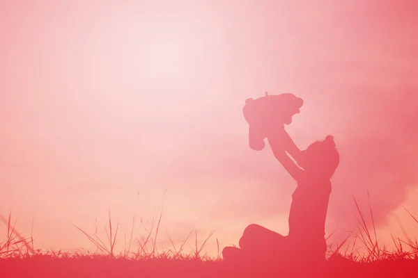 Silhouette eines Mädchens mit Teddybär auf Berg und Himmel Sonnenuntergang, glückliches Mädchen im Urlaubsprozess Stil Vintage-Ton — Stockfoto