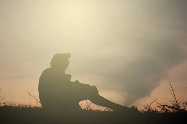 Silhouette una ragazza con orsacchiotto su montagna e cielo tramonto, ragazza felice in stile processo di vacanza tono vintage — Foto Stock