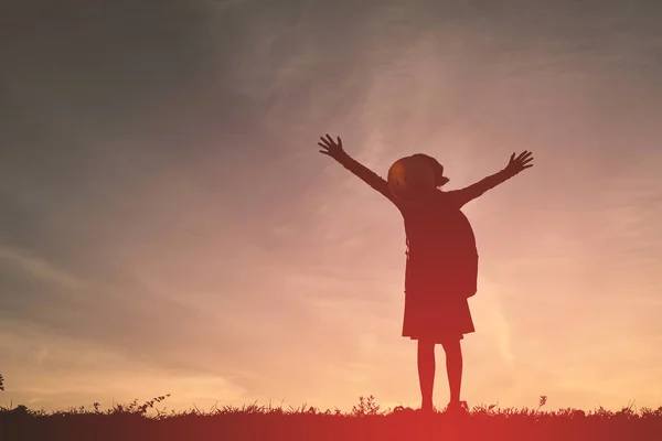 Silhueta uma menina brincando ao pôr do sol — Fotografia de Stock