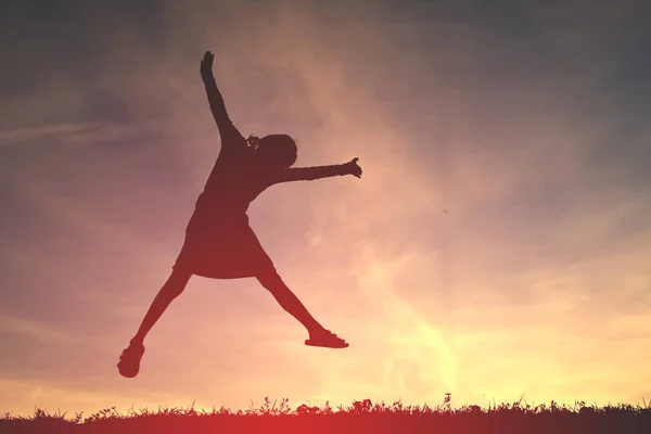 Silhueta uma menina brincando ao pôr do sol — Fotografia de Stock