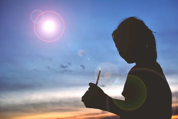 Silhouette fille lire livre au coucher du soleil . — Photo