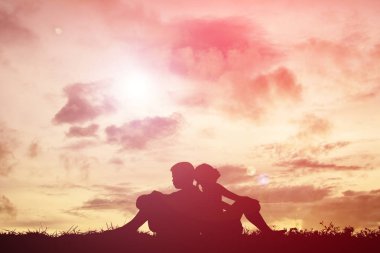 Siluet çocuklar günbatımı üzerinde