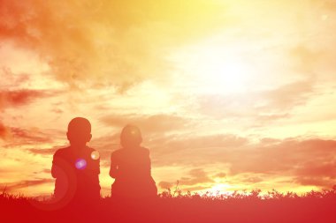 Siluet çocuklar günbatımı üzerinde