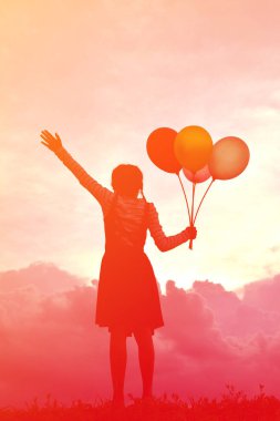 Gün batımında balon siluet çocuklar